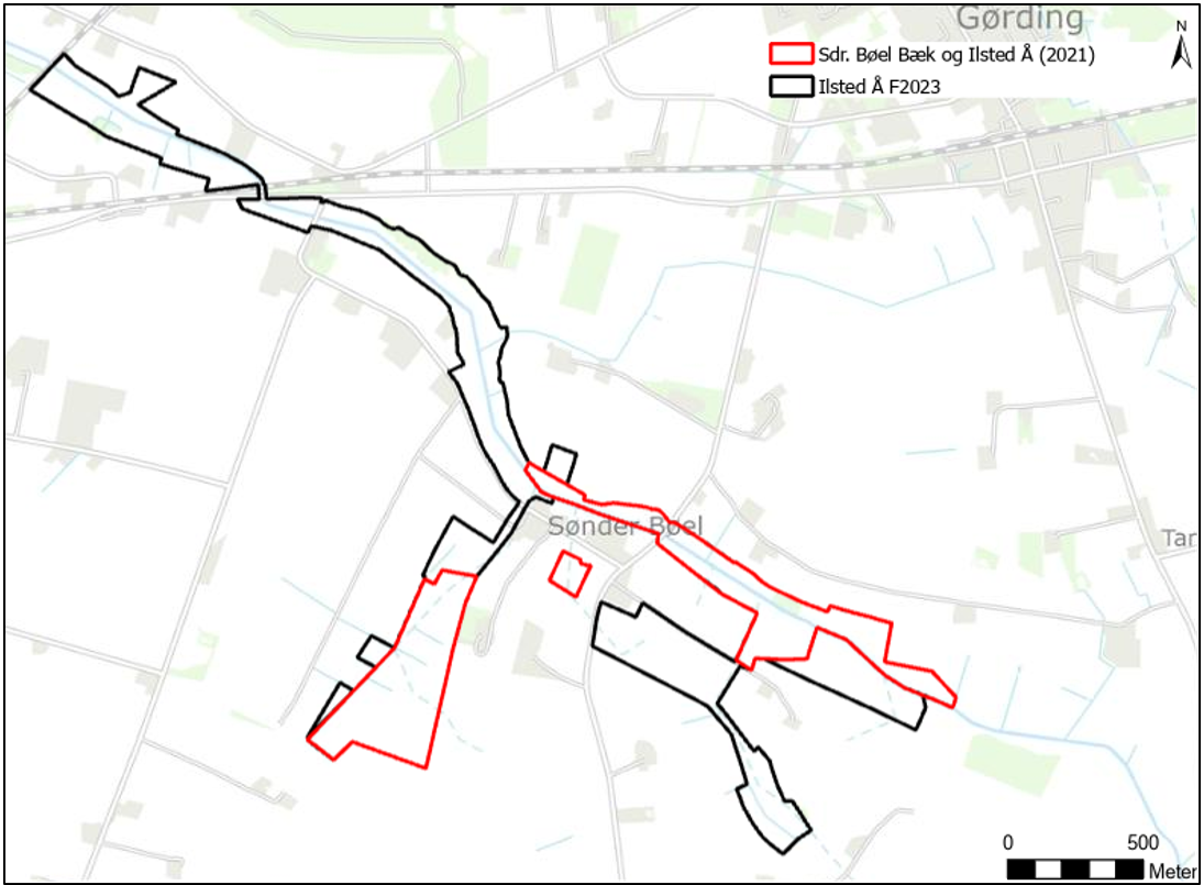 Oversigtskort over projektområdet Ilsted Å F2023 (sorte polygoner). Den endelige afgrænsning blev fastsat i oktober 2025 efter flere tilpasninger af det oprindelige undersøgelsesområde. De røde polygoner er projektgrænsen for realiseringsprojektet (Sdr. Bøel Bæk og Ilsted Å fra 2021).